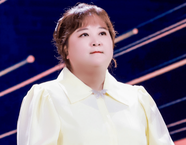 退出春晚解散公司，被“综艺”开除	，44岁贾玲近况曝光，面相变了