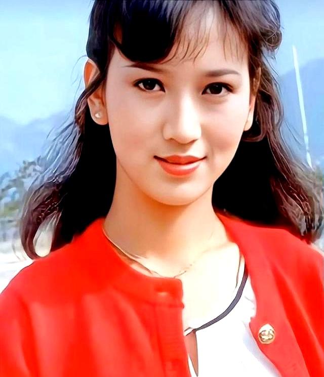 71岁赵雅芝北京走秀，脸垮皮松满是皱纹，网友直呼比董明珠还老