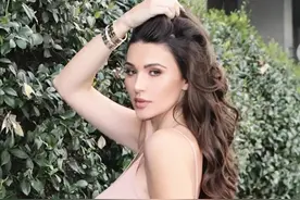 穷而性感！塞尔维亚国宝级美女：沙漏身材蜜桃臀，身上衣服是亮点图片