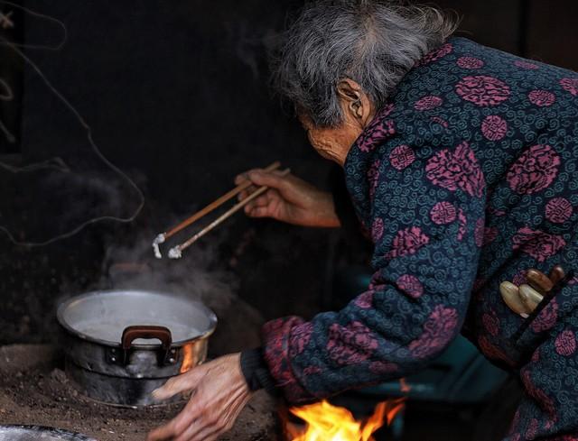 我在城里当保安，一个女业主总说她家下水道堵了，让我半夜去修