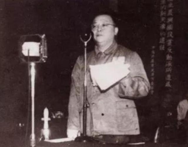 1949年，江青前夫被任命为天津市市长，后来他多次找毛主席求援助