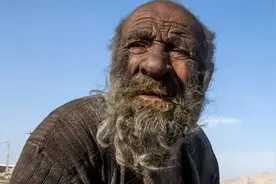 伊朗老人67年不洗澡，被村民强迫洗澡后出现意外，原因和妻子有关图片