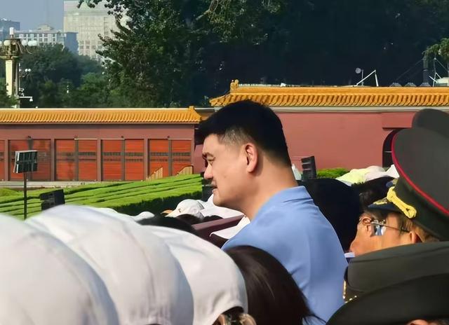 九三阅兵：霍启刚姚明同框、雷军3点钟排队，白求恩孙女带来信件