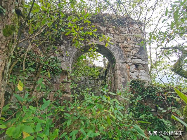 偏远乡野中寻找一个古寺遗址，探险一个深邃溶洞