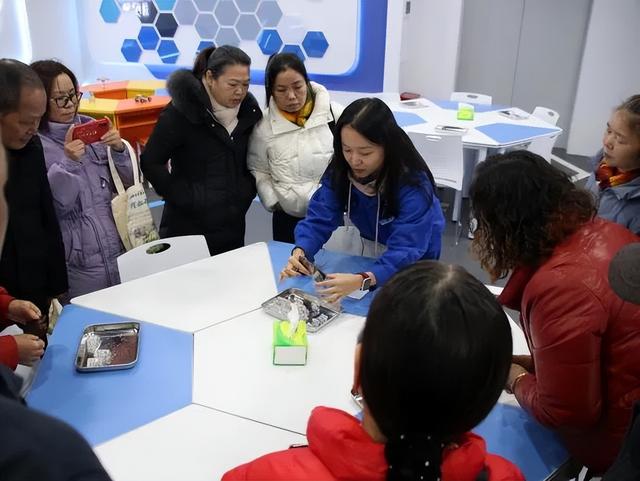 成都炭材邀退休员工“回家”共赏工业文旅新地标