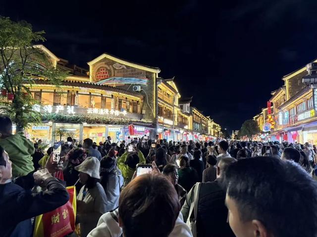 渔火映千年，国潮燃官渡！昆明首届渔灯会启幕，8天解锁双节狂欢