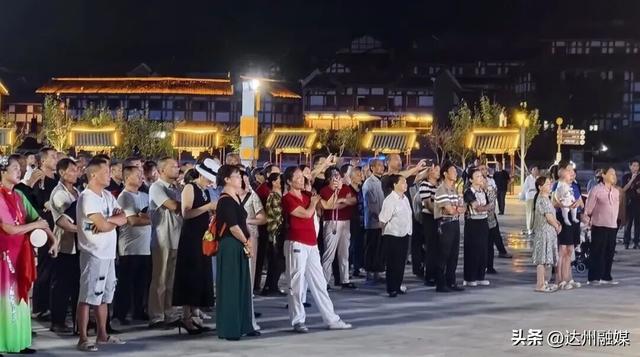 秋夜巴山燃情开演！“巴风賨韵 安逸达州”百姓大舞台，为5A创建添彩！