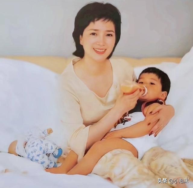 与许亚军离婚后，儿子成了何晴的精神寄托，与脑瘤抗争十年未诉苦