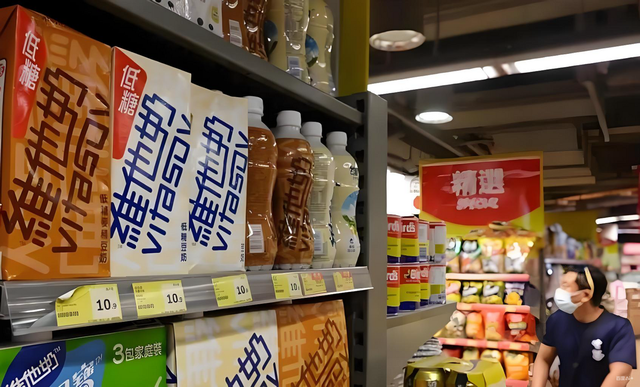 维他奶内地卖不动，84岁创始人焦虑守盘，为何仍不敢退休？