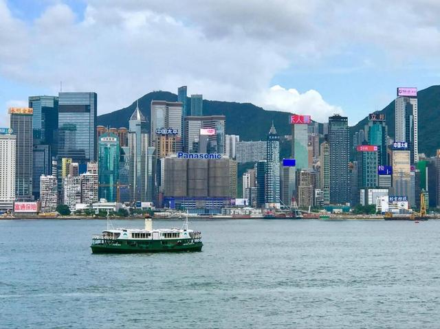 30年前，香港GDP是上海的6倍，新加坡GDP是上海的3倍，现在呢