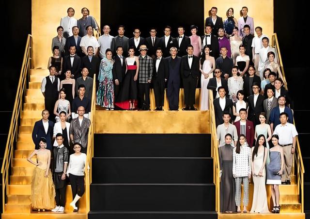 娱圈大佬现状被曝，欠债22亿，搬进破败小院生活，妻子带货还债