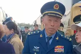 谈到六代机，空军副司令笑得合不拢嘴，美高官脑子里只有6个字图片