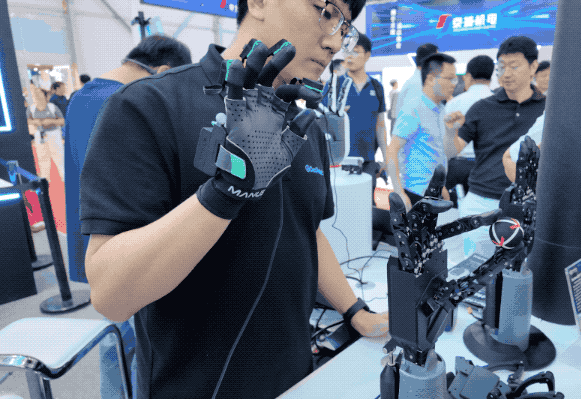 完蛋，我在北京被机器人人人人人人人人人人给包围了