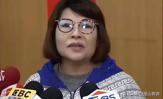 郑丽文“变绿”？何鹰鹭宣布退党，当面质疑郑：为什么不敢喊统一