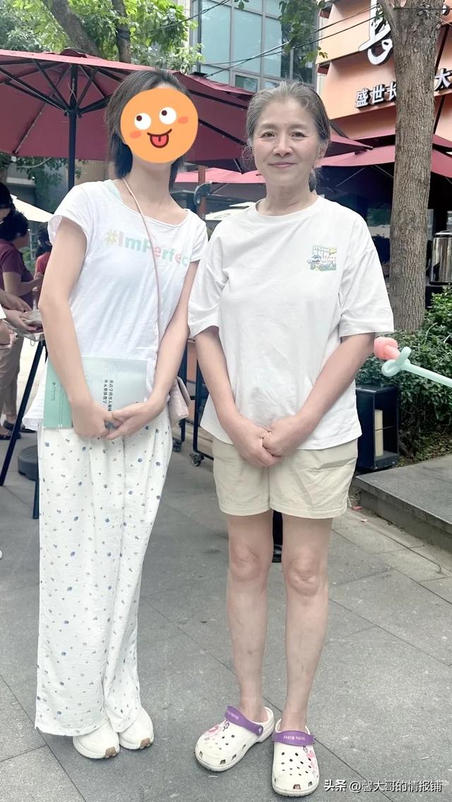 北京偶遇“大脚娘”迟蓬老师，戏外的她看着很年轻，腿又直又白啊