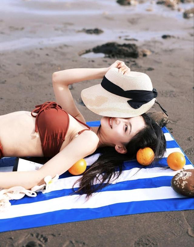 粉色梦境中的温柔时光，春日樱花飘散，轻盈美好片段闯入记忆深处