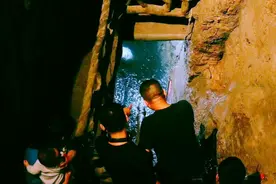 16年前大爷在家挖出鱼泉，靠卖鱼年入30万，现在怎样了？图片