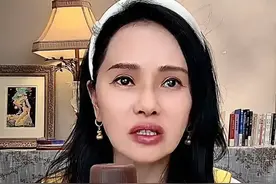 都是骗人的，伊能静并没有那么年轻，脖子的老人纹，让人无法直视图片