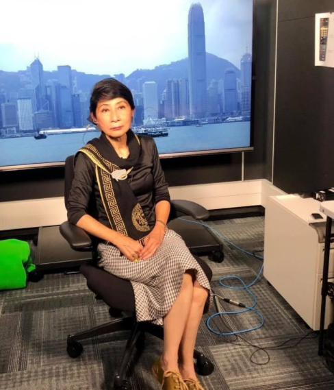 苍天饶过谁！拒唱国歌否认中国籍，俩儿子落户国外，她现状如何？