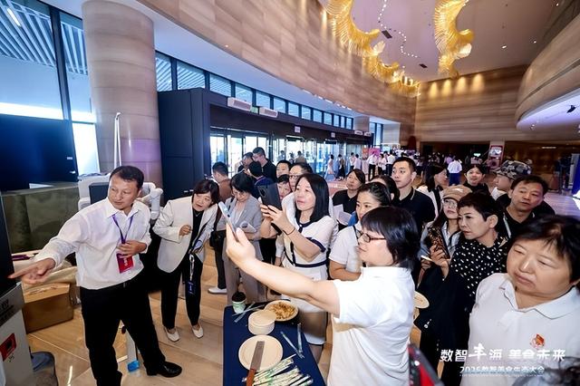 机器人炒菜大比拼 新发地建设“数智美食谷” 北京丰台举办2025数智美食生态大会