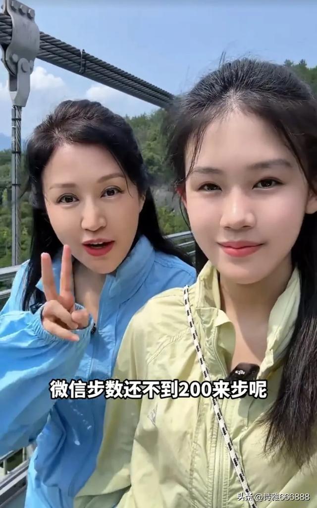 鲍蕾大女儿贝儿策划避暑之旅，母女俩同框像姐妹，贝儿比妈妈还美