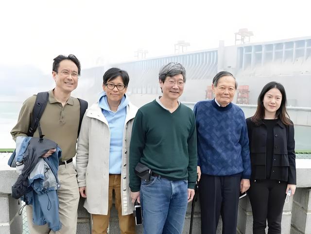 杨光宇赴八宝山送别父亲杨振宁！父亲走了，他仍会把翁帆当亲人