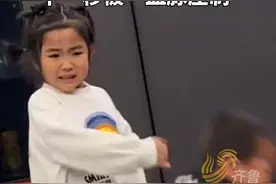 笑不活了，姐姐做手工弟弟捣乱被一巴掌揍倒，笑死网友的在评论区图片