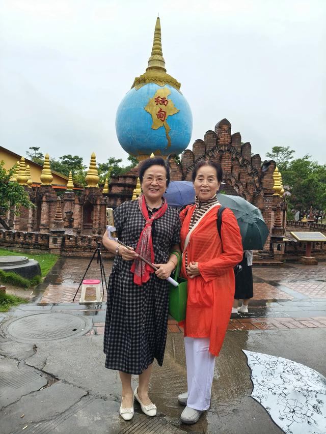 全国知青游览美丽的一寨两国