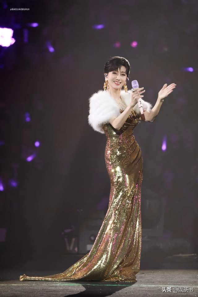 越来越不对劲！72岁赵雅芝和年轻人斗舞不在话下，与李连杰有一拼