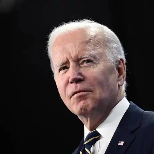 美航母逼近！马杜罗急电北京，拜登带病出山：特朗普在毁掉美国