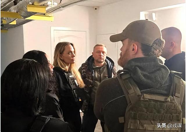 好莱坞女星朱莉闯乌克兰前线：无人机“追着飞”，防护服都扛不住