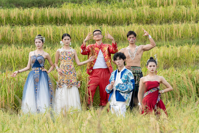 贵旅“年度精彩瞬间”丨最炫民族风！把“T”台搬进梯田