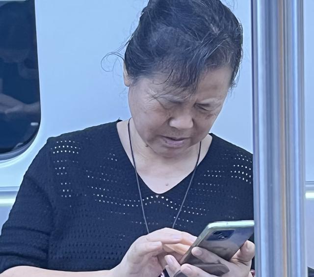 手机手电筒只能照明？它的这些隐藏功能，可能救急甚至“救命”！