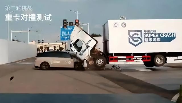 乘龙卡车再发海报：龙的脊梁无惧挑战