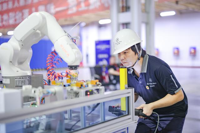 特朗普不想中国一家独大	，联合8国推出新计划，要废掉中国的王牌