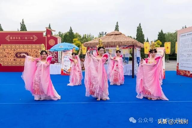 国庆长假首日，洪洞大槐树 “红” 透了！