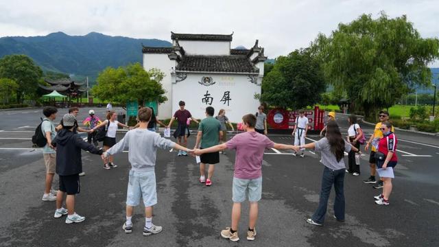 在黟县醉美的秋景里，开启一场非遗体验之旅