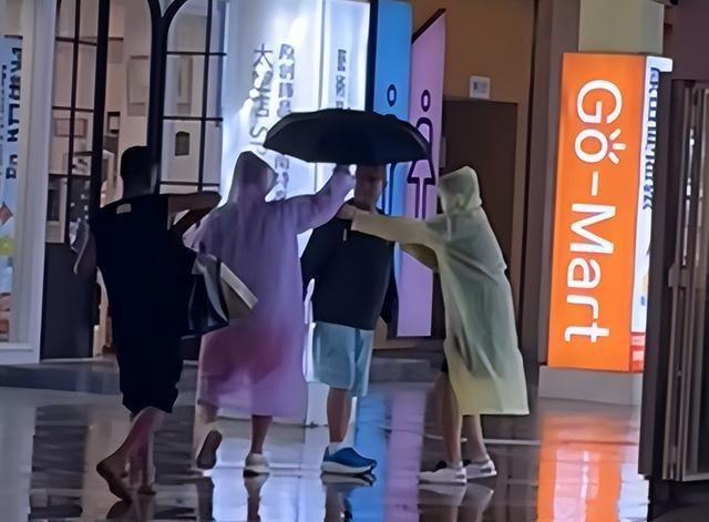 钱再多有用吗？68岁赵本山近况曝光，三人打伞伺候，女儿是心头病