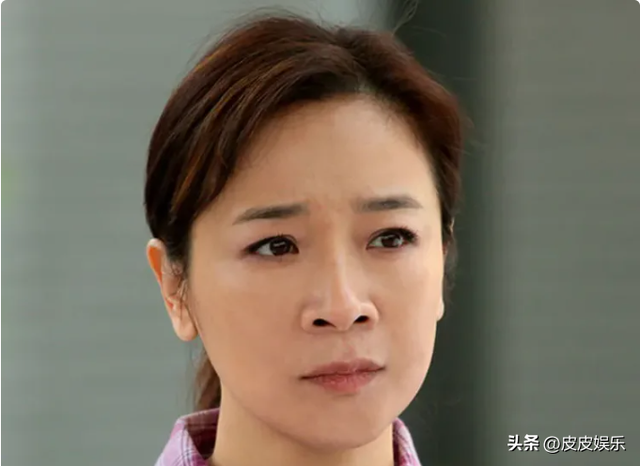 她是国家一级女演员，多次给坐轮椅丈夫戴绿帽，如今儿子也是演员