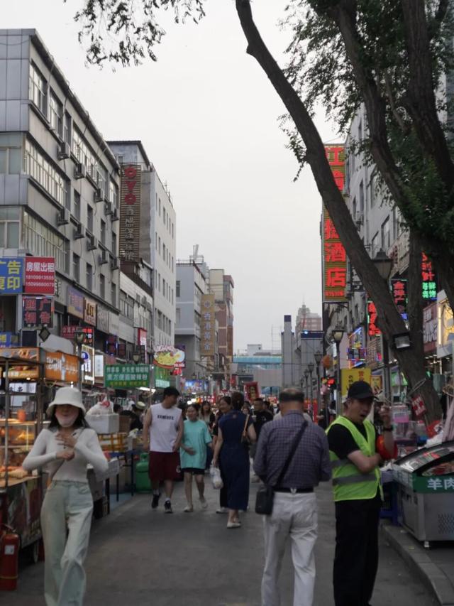 乌鲁木齐的劳动街，是由小炒、烧烤和夏夜晚风组成的