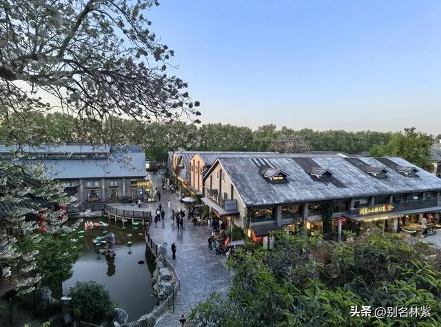 离开扬州在东站发生一件有惊无险的事，到镇江住青旅，游览西津渡