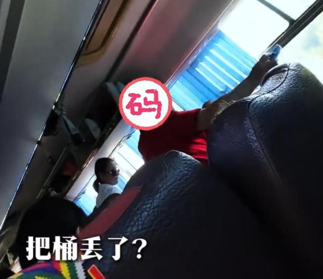 活久见！湖北小伙报团旅行，大妈车上当众大便，全员被臭的捂鼻子