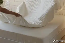 床垫上面铺什么？铺褥子还是床单？很多人都错了，你家做对了吗？图片