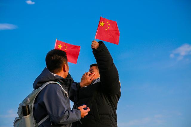 泰山之巅，最爱这抹中国红！
