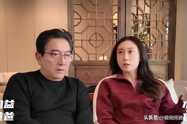 水均益泉州给女儿带娃	，与前妻18年后再同框，主动搭话对方却不理