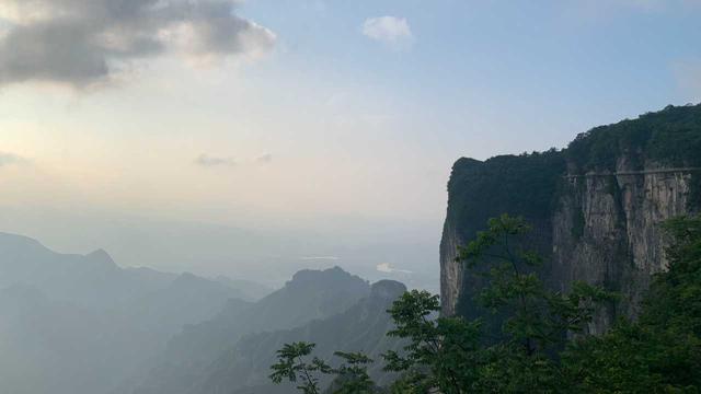 湖南天门山：一场逃离喧嚣的山野之约