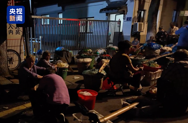 荷花市集火出圈！原来这些花是坐公交、地铁来的