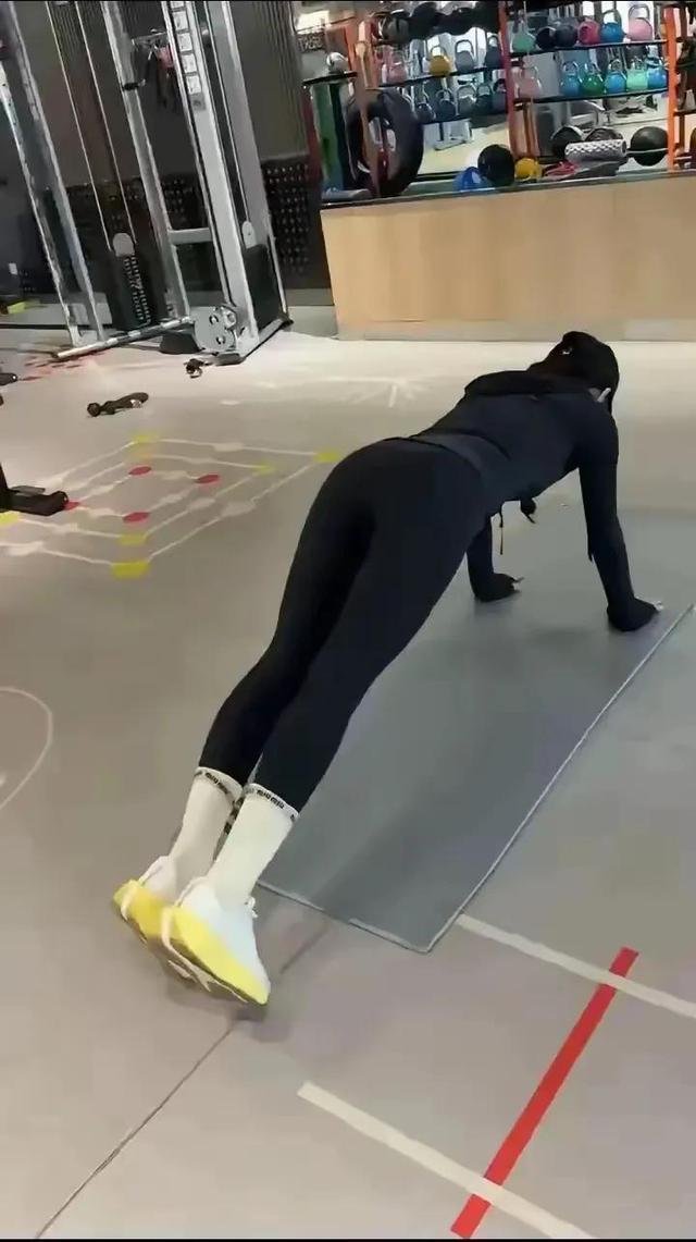 汪峰这辈子真是值了,第四任越来越年轻漂亮