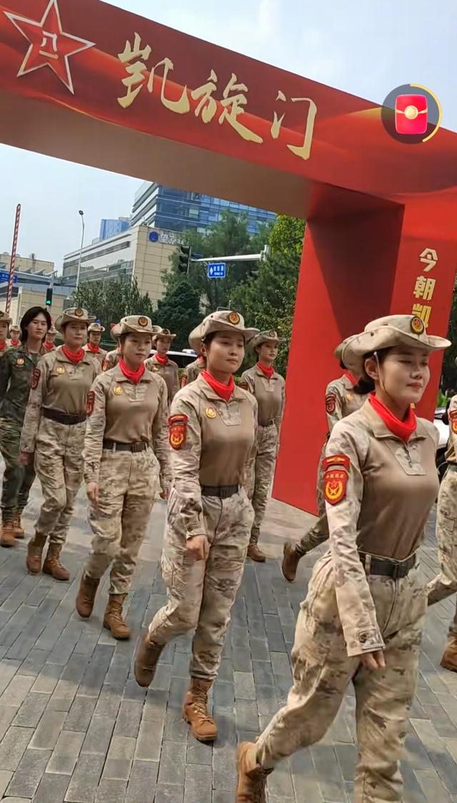 车站遇见参加完九三阅兵的女民兵，脱下迷彩服换上便装，个高时尚