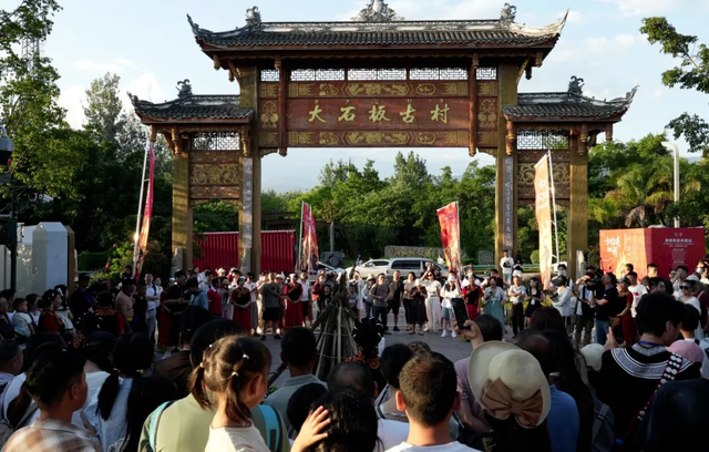 279万人 31亿元 西昌火把节文旅盛宴点燃经济新引擎